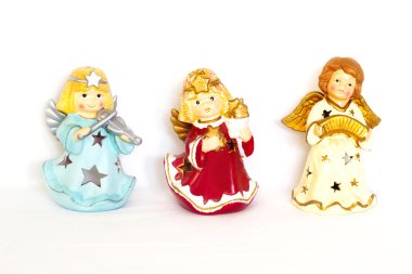 Beyaz arka plan üzerinde melek biblo