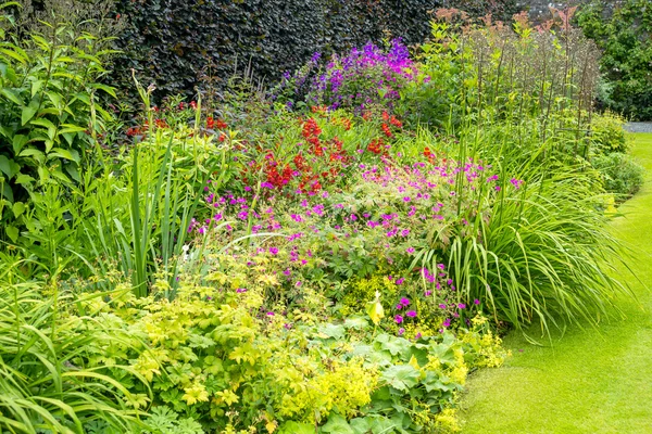 Schöner ummauerter Garten, Großbritannien — Stockfoto