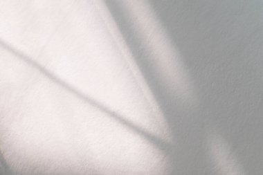 Soyut gölge ve çizgili köşegen ışık arkaplanı beyaz duvarda, mimari koyu gri ve güneş ışığının köşegen etkisi arka planda