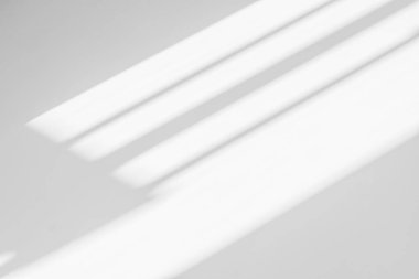 Soyut gölge ve çizgili diyagonal ışık arkaplanı beyaz duvar üzerinde pencereden, mimari koyu gri ve güneş ışığı köşegen etkisi arkaplan ve dekor için köşegen