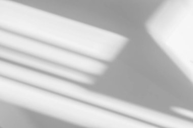 Soyut gölge ve çizgili köşegen ışık bulanık arkaplan beyaz duvar üzerinde pencereden, mimari koyu gri ve güneş ışığı köşegen üzerinde arkaplan ve mozaik arzu için köşegen geometrik etki