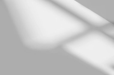 Beyaz duvar arkaplanındaki pencerenin soyut ışık yansıması ve gri gölgesi, koyu gri ve güneş ışığı köşegen geometrik efektleri arkaplan ve taklit etme arzusu