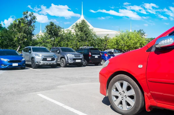 Parking Dużym Parkingu Asfaltowym Drzewami Białą Chmurą Niebieskim Tle Nieba — Zdjęcie stockowe