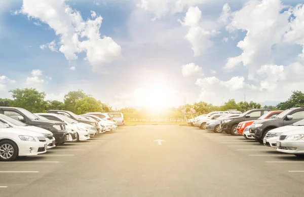 Parking Dużym Parkingu Asfaltowym Drzewami Białą Chmurą Niebieskim Tle Nieba — Zdjęcie stockowe