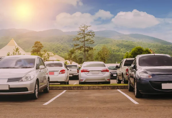 Parking Parkingu Asfaltowym Puste Miejsce Parkingowe Drzewami Górską Białą Chmurą — Zdjęcie stockowe