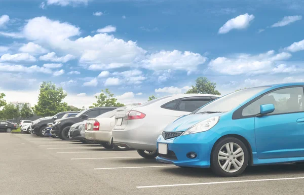 Samochód Zaparkowany Dużym Parkingu Asfaltowym Białą Chmurą Niebieskim Tle Nieba — Zdjęcie stockowe
