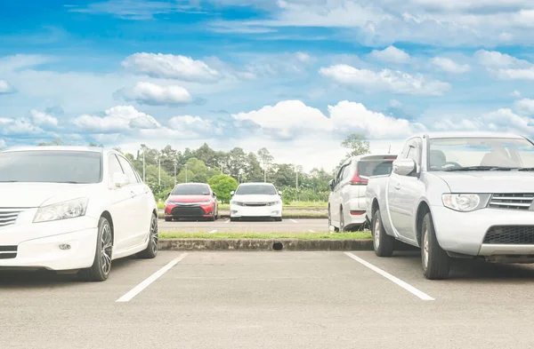 Samochód Zaparkowany Parkingu Asfaltowym Puste Miejsce Parkingowe Niebieskim Niebem Tle — Zdjęcie stockowe