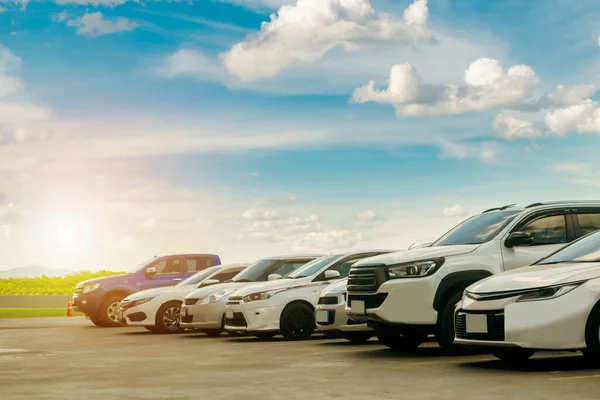 Coche Estacionado Gran Estacionamiento Asfalto Con Nubes Blancas Fondo Azul —  Fotos de Stock