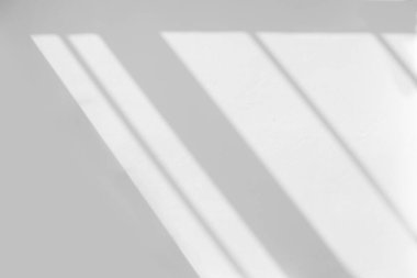 Soyut gölge ve çizgili köşegen ışık bulanık arkaplan beyaz duvar üzerinde pencereden, mimari koyu gri ve güneş ışığı köşegen üzerinde arkaplan ve mozaik arzu için köşegen geometrik etki