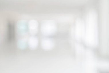 Modern beyaz ofis binasının boş beyaz koridor koridoru. Giriş kapısı bulanık.