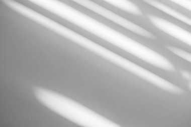 Beyaz duvar arkaplanındaki pencerenin soyut ışık yansıması ve gri gölgesi, koyu gri ve güneş çapraz geometrik etkisi