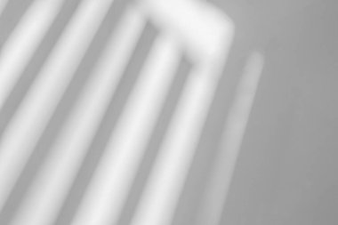 Soyut gölge ve çizgili köşegen ışık bulanık arkaplan beyaz duvar üzerinde pencereden, mimari koyu gri ve güneş ışığının köşegen geometrik etkisi arka plan ve model tasarımı için