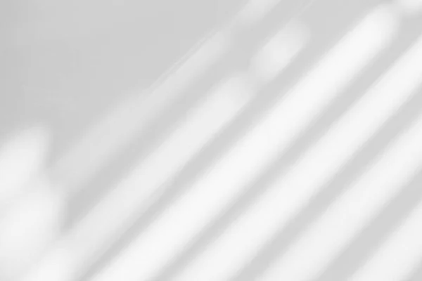 Soyut gölge ve çizgili köşegen ışık bulanık arkaplan beyaz duvar üzerinde pencereden, mimari koyu gri ve güneş ışığı köşegen üzerinde arkaplan ve mozaik arzu için köşegen geometrik etki