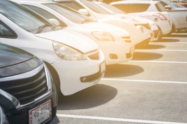 Ardarda asfalt otoparkta araba park yeri, arabaların önü kapanıyor, otomobil taşımacılığı sektörü konsepti