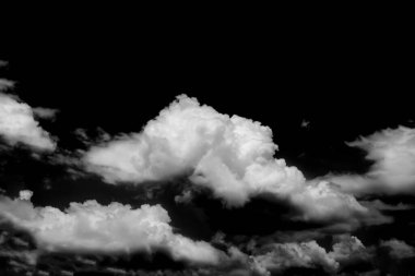 Siyah arkaplanda beyaz bulutlar izole, blac üzerinde kumaşlar ayarlandı