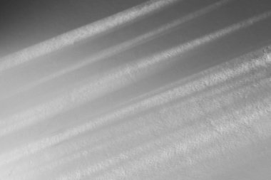 Soyut gölge ve çizgili köşegen ışık bulanık arkaplan beyaz duvar üzerinde pencereden, mimari koyu gri ve güneş ışığı köşegen üzerinde arkaplan ve mozaik arzu için köşegen geometrik etki