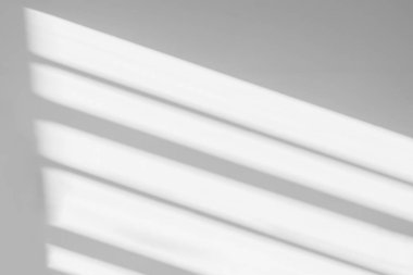 Soyut gölge ve çizgili köşegen ışık bulanık arkaplan beyaz duvar üzerinde pencere, mimari koyu gri ve güneş ışığı köşegen arka plan ve mozaik arzu için köşegen geometrik örtüsü etkisi