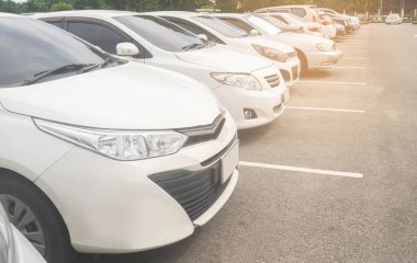 Ardarda asfalt otoparkta araba park yeri, arabaların önü kapanıyor, otomobil taşımacılığı sektörü konsepti