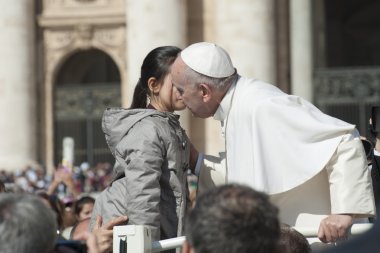 Papa tarafından küçük kızı öptüm Francis