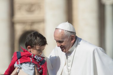 Papa Francis küçük çocuk selamlıyor