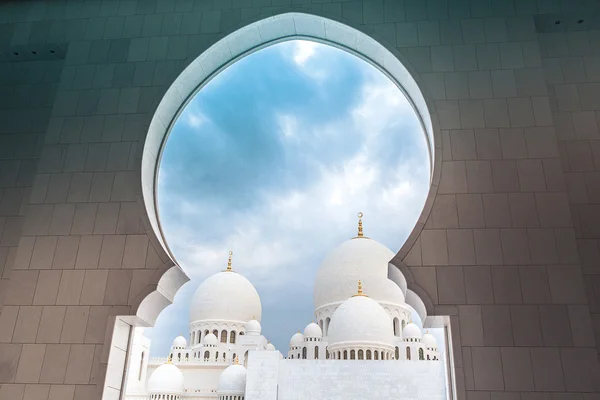 Blå og hvit islamsk moske i abu dhabi – stockfoto