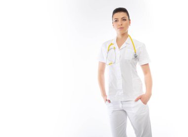 Beyaz elbiseli esmer doktor ve steteskop.