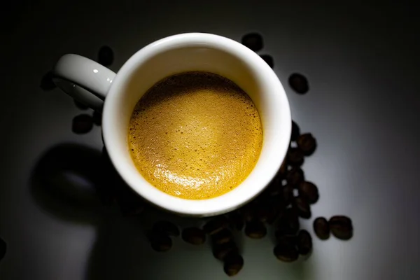 Full Kaffekopp Mörk Bakgrund Med Bönor — Stockfoto