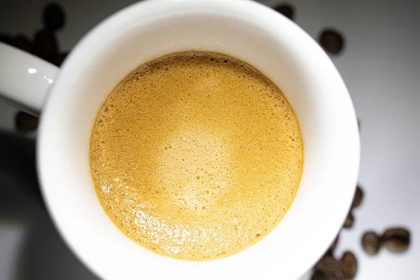 Taza Café Completa Sobre Fondo Blanco Frijoles — Foto de Stock