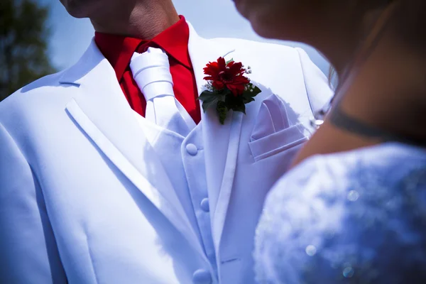 Casamento branco casaco de noivo com flor vermelha — Fotografia de Stock