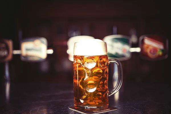 Bierglas auf einem Stehtisch. Nahaufnahme — Stockfoto