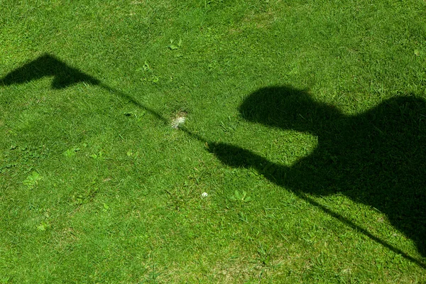 Ombra bandiera sul buco del golf — Foto Stock