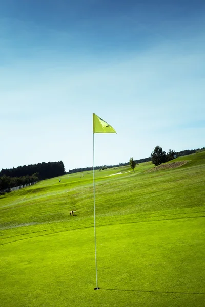 Bandeira de golfe em buraco verde — Fotografia de Stock