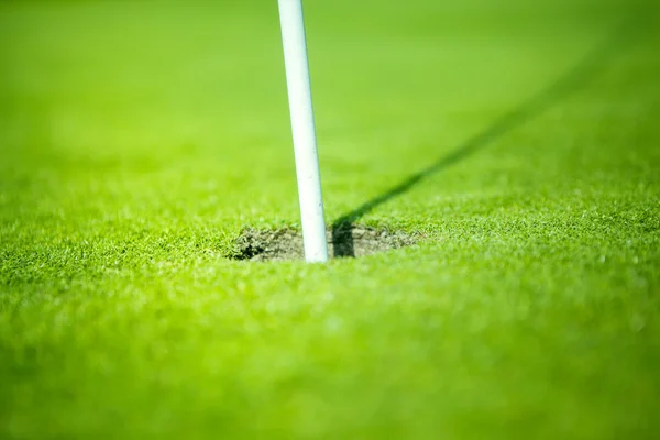 Golf hole op groen — Stockfoto