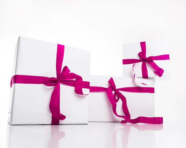 Boże Narodzenie biały pudełko z fioletowa wstążka — Zdjęcie stockowe