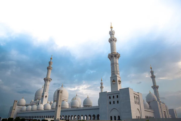 Hvit historie islamsk moske i abu dhabi – stockfoto