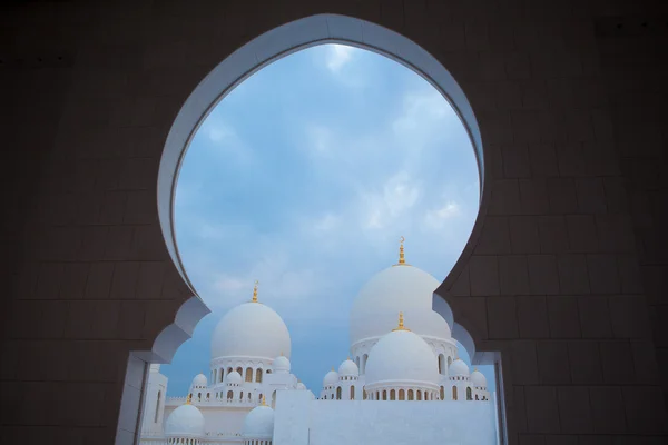 Hvithistorisk kulturarv islamsk monumentmoske i abu dhabi – stockfoto