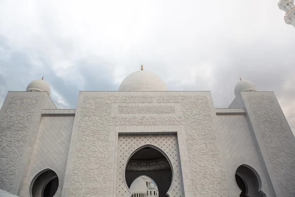 Hvit historie islamsk moske i abu dhabi – stockfoto