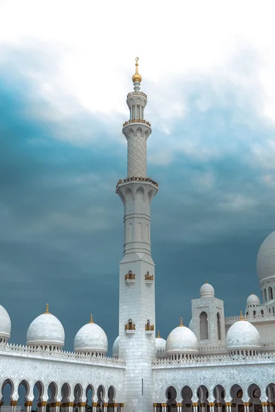 White history heritage islamic monument mosque in abu dhabi — Stock Photo, Image