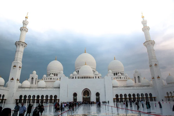 White history heritage islamic monument mosque in abu dhabi — Stock Photo, Image