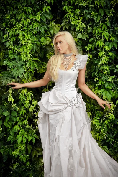 Aantrekkelijke blonde bruid in luxe kleding — Stockfoto