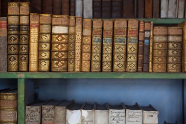 eski kitaplarda tarihi: Kütüphane, ahşap kitaplık