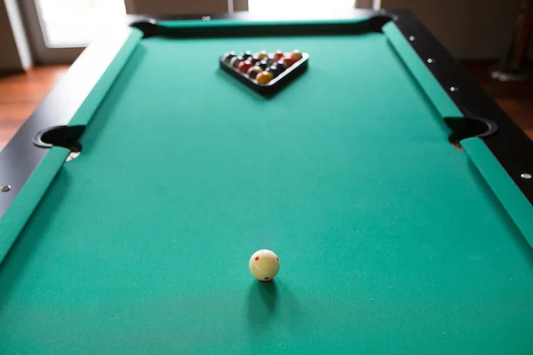 Posição inicial quinze bola na mesa de bilhar — Fotografia de Stock