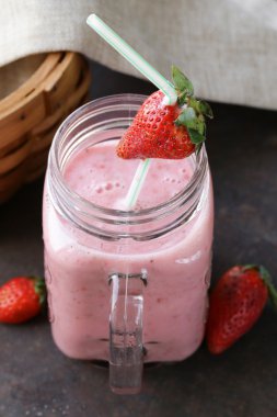 taze meyve ve yoğurt cam kavanozda çilek güler yüzlü