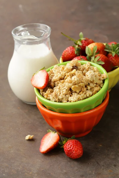Desayuno saludable de muesli, yogur, semillas de chía, fruta y goji —  Fotos de Stock