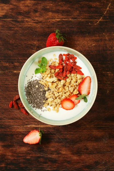 健康的早餐麦片、 酸奶、 正大种子、 水果和枸杞 — 图库照片