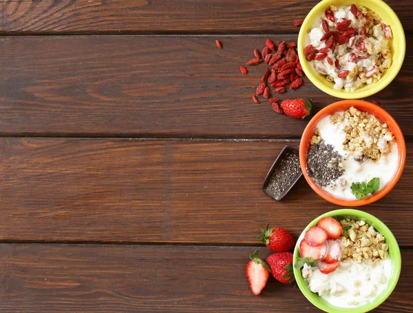 Zdravá snídaně müsli, jogurt, chia semena, ovoce a goji — Stock fotografie