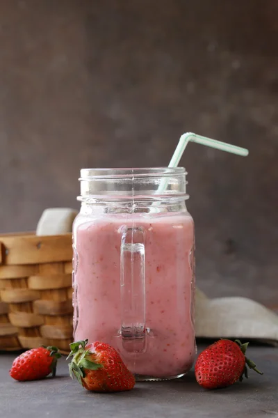 新鮮な果実とガラスの瓶にヨーグルトとイチゴのスムージー — ストック写真