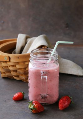 taze meyve ve yoğurt cam kavanozda çilek güler yüzlü