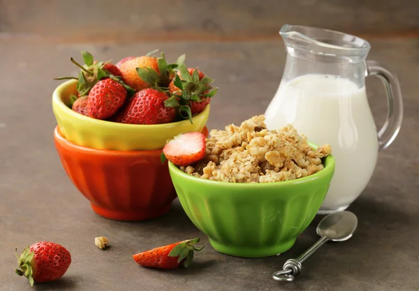 Desayuno saludable de muesli, yogur, fruta —  Fotos de Stock