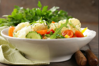 Karnabahar salata salatalık ve renkli biber ile